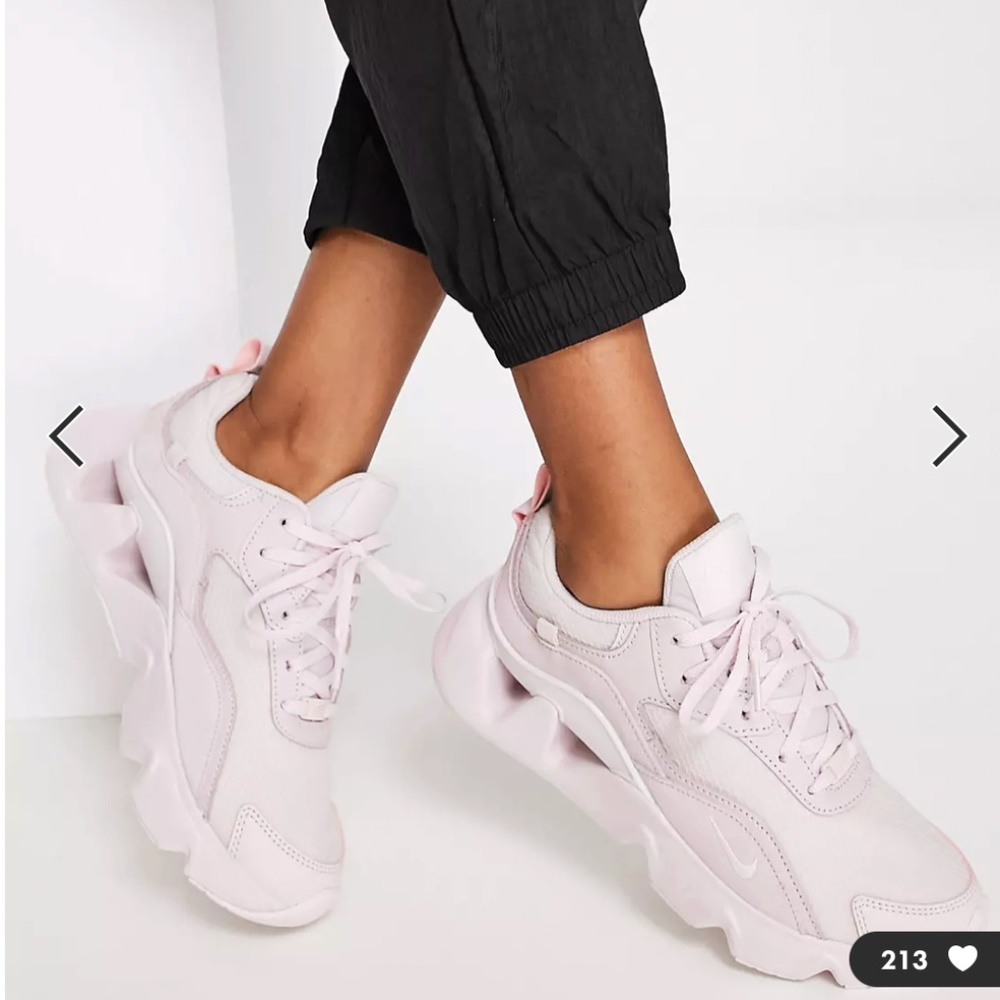 Nike Ryz 365 2 sneakers in light pink